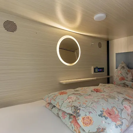 Mue Cubes Capsule hotel *